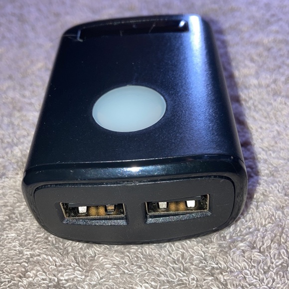 PLUG IN WALL CHARGER WITH 2 SLOTS AND HAS A BLUE LIGHT SO U KNOW ITS ON & WORKS - Picture 5 of 5